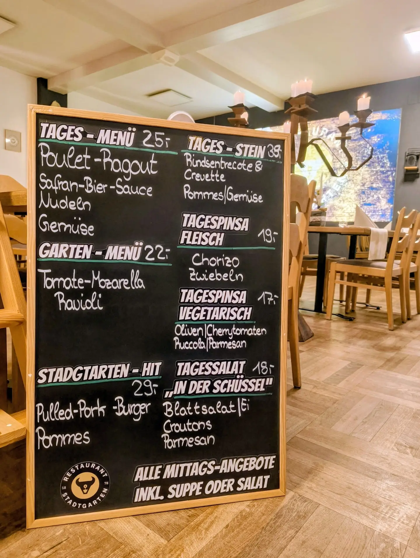 Machst du gerade eine Pause? 🌟 

Es ist Zeit, das Mittagessen in vollen Zügen zu geniessen! 🥗🍝 Egal, ob du im Büro, im Homeoffice oder unterwegs bist – gönn dir eine wohlverdiente Auszeit und lass dich von delikaten Aromen verzaubern. 

Stell dir vor, du sitzt in einem gemütlichen Restaurant, die Sonne kitzelt deine Nase und der Duft von frisch gebackenem Brot liegt in der Luft. 🥖✨ Vielleicht ein knackiger Salat mit frischen Kräutern und einem Spritzer Zitrone? Oder doch lieber eine wärmende Suppe, die das Herz erfreut? 

Die Mittagspause ist mehr als nur eine Unterbrechung des Arbeitstages – sie ist ein Moment des Genusses, der dir neue Energie schenkt. 🍽️💪 

Teile deine liebsten Mittagessen-Momente mit uns und inspiriere andere, den Zauber des Genusses zu entdecken. Was steht heute auf deinem Teller? Teile es in den Kommentaren und lass uns gemeinsam die Vielfalt der Mittagspause feiern! 🌿 
https://stadtgarten.plus/

#mittagessen #pause #genuss #schweiz #foodie #mittagspause #kulinarischerlebnisse #inspiration