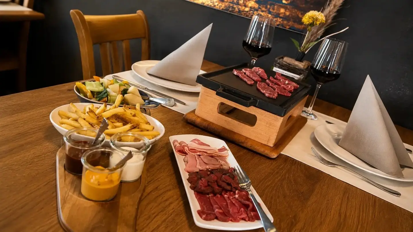 Grill-Mittwoch im Stadtgarten: TischGrill à la Carte. 200 g Fleisch pro Person — Rind, Pferd und Schwein —, dazu knuspriger Speck, Bärner Frites, Hofgemüse und hausgemachte Saucen. Sie grillieren selbst am Tisch, ab 2 Personen, ausschliesslich am Abend. CHF 48.00 pro Person · Zusatzfleisch CHF 12.00 pro 100 g Schon vormerken: Der nächste TischGrill Buffet à Discretion ist am Mittwoch, 2. September. Tisch reservieren: stadtgarten.plus · 079 887 24 48 #Stadtgarten #TischGrill #AusSpassAmGenuss #WangenanderAare #Oberaargau