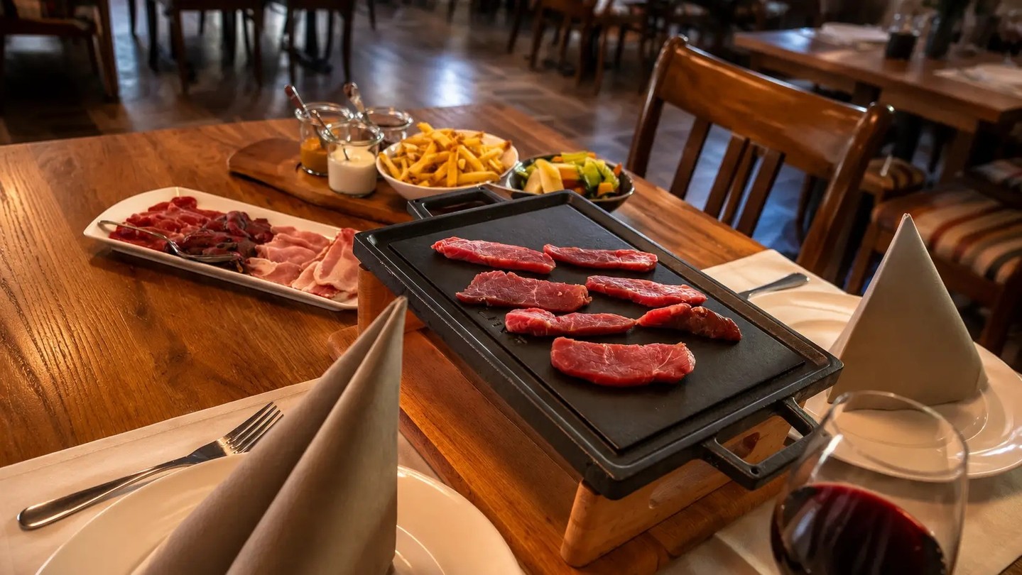 Drei Sorten Fleisch, eine heisse Platte Beim TischGrill à la Carte kommt das Fleisch roh an den Tisch, und Sie legen auf, wenn es Ihnen passt. Am Abend, ab zwei Personen. 200 g Fleisch pro Person von Rind, Pferd und Schwein Dazu knuspriger Speck, Bärner Frites, Hofgemüse und hausgemachte Saucen CHF 49.00 pro Person — Zusatzfleisch CHF 12.00 pro 100 g Tisch reservieren: Link im Profil #Stadtgarten #TischGrill
