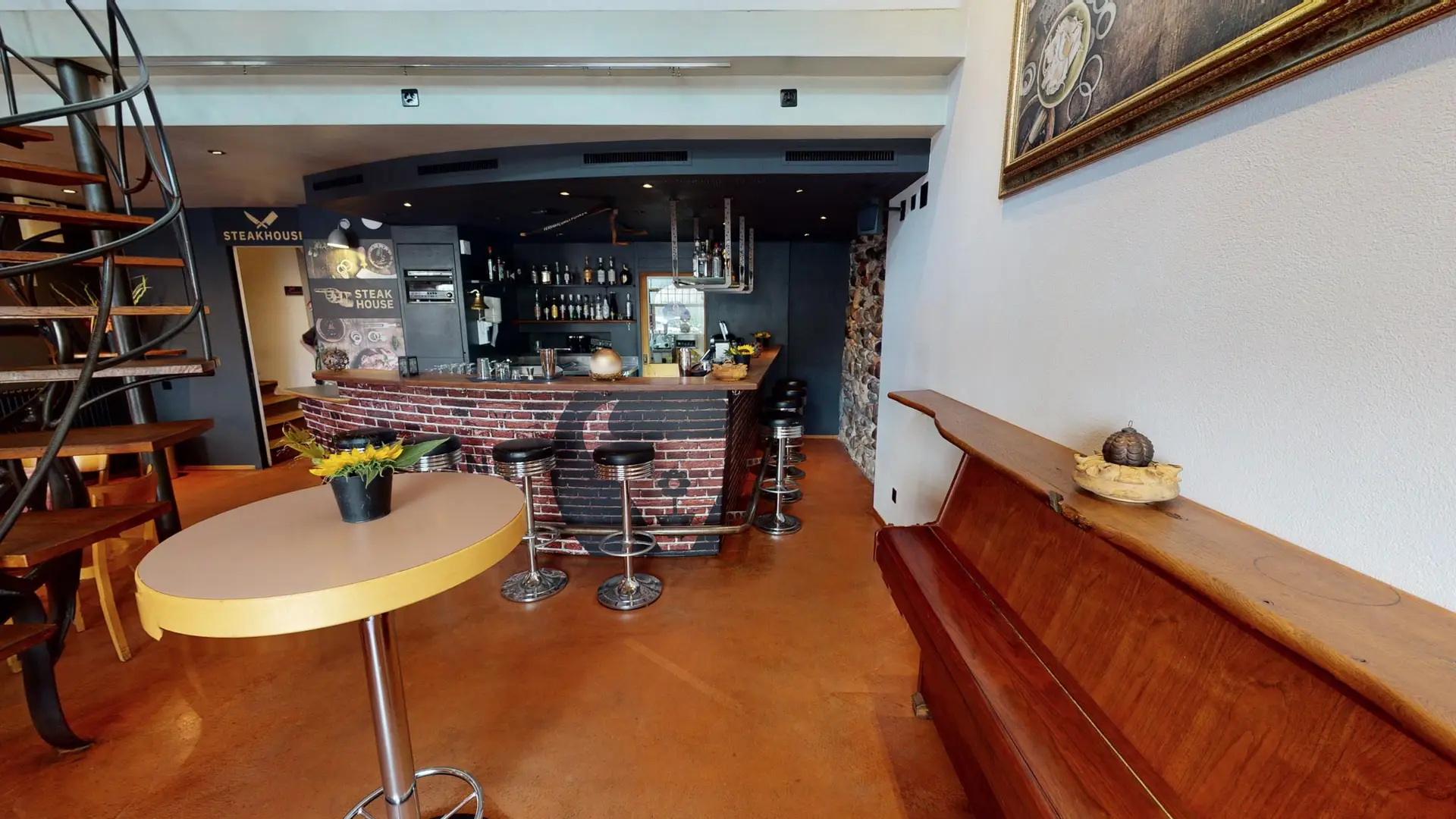Backsteinbar und Stehtisch im Stübli des Restaurant Stadtgarten Wangen an der Aare