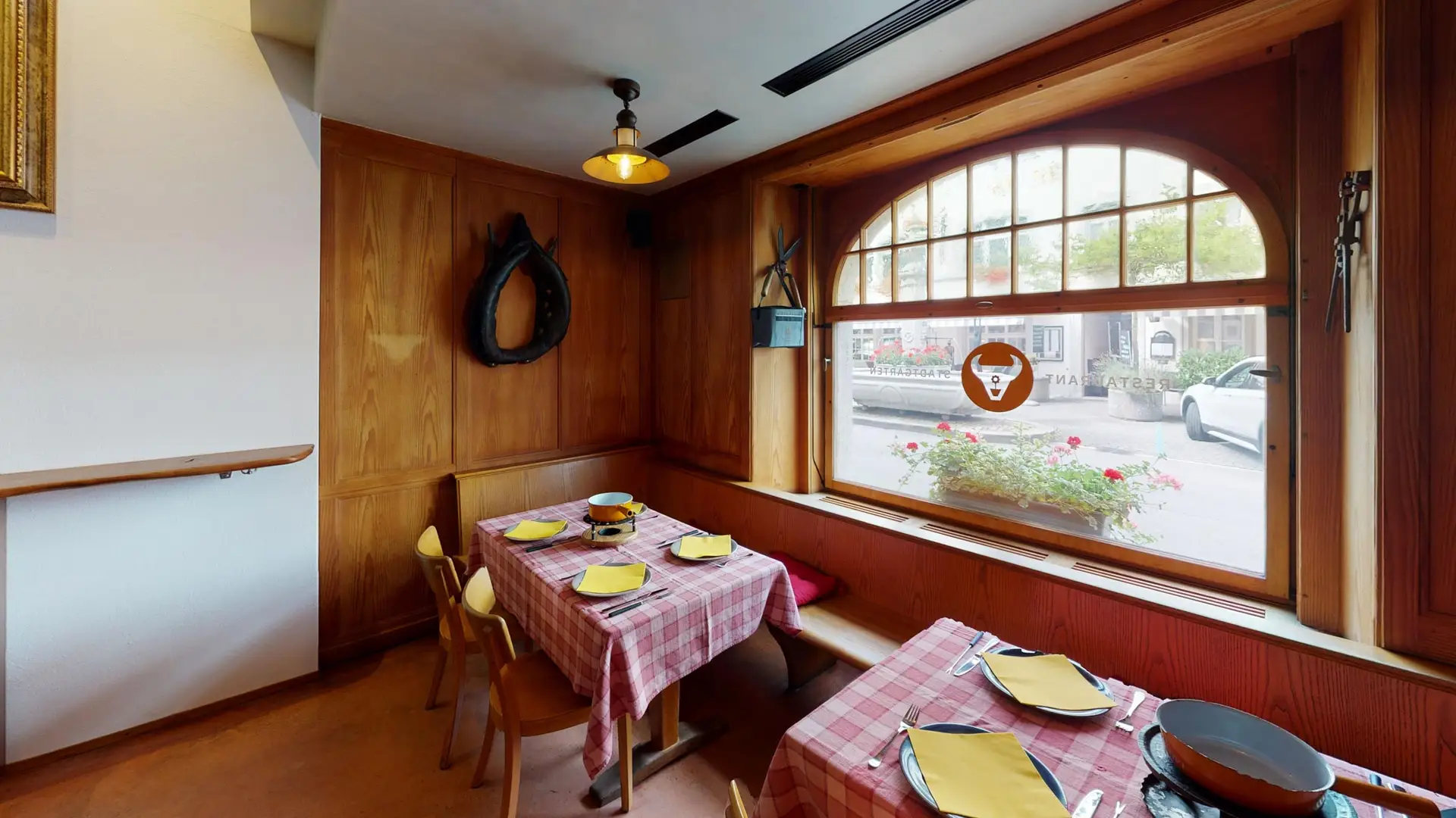 Stübli im Restaurant Stadtgarten Wangen an der Aare mit Holzvertäfelung und karierten Tischdecken
