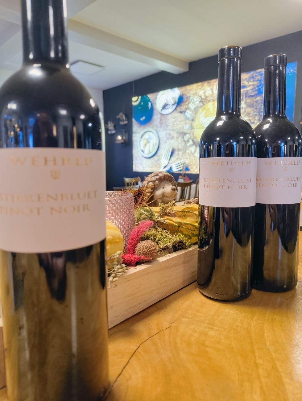 🍇 Unsere Weinempfehlung für den Herbst: Entdecke den raffinierten Stierenbluet Pinot Noir 🍷 aus dem wunderschönen AOC Aargau. 
Das Weingut Wehrli hat mit diesem Tropfen ein wahres Meisterwerk geschaffen, das den Herbst 🍂 mit jedem Schluck ein Stückchen magischer macht. 
Lass dich von den tiefen Aromen und der vollen Eleganz verführen und entdecke, warum dieser Wein Perfekt zu deiner nächsten Mahlzeit passt. 
Hast du ihn schon probiert? Teile deine Meinung mit uns! 🌟
https://stadtgarten.plus/
#weinempfehl