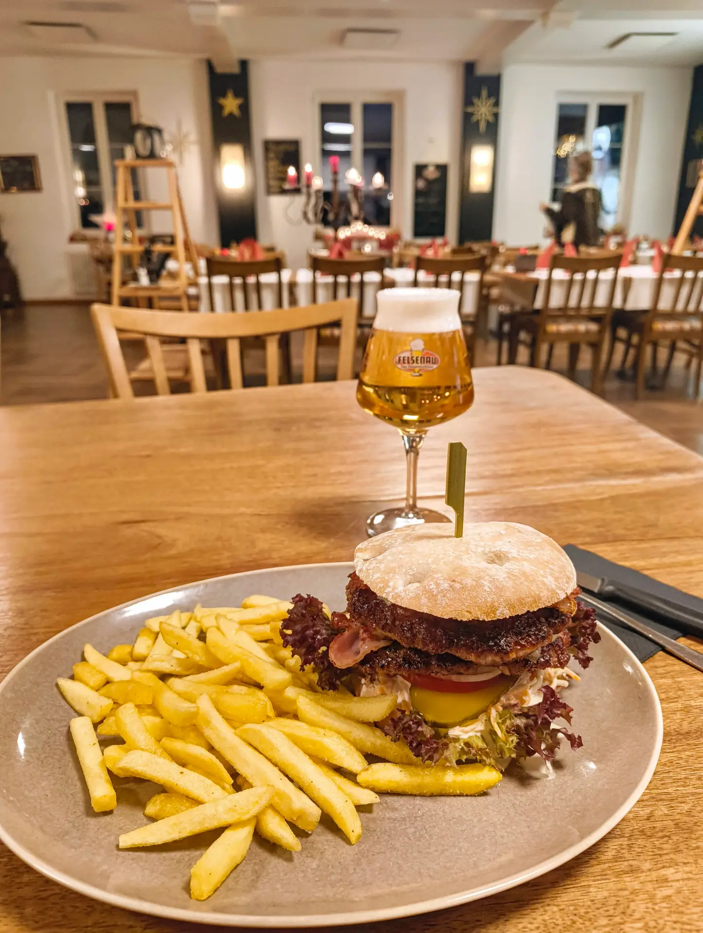 Burger mit Pommes Frites im Restaurant Stadtgarten Wangen an der Aare