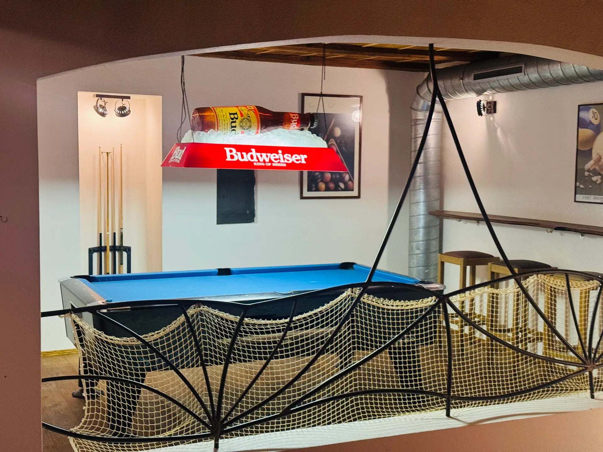 Billardtisch mit Budweiser-Lampe in der Stagi Bar des Restaurant Stadtgarten Wangen an der Aare