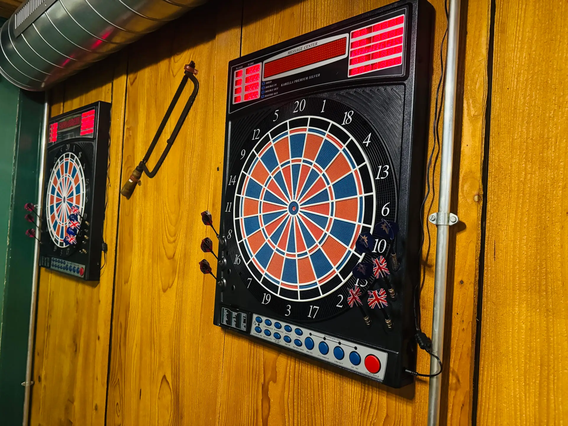 Elektronisches Dartboard an der Holzwand in der Stagi Treff Bar des Restaurant Stadtgarten Wangen – Aufnahme 2