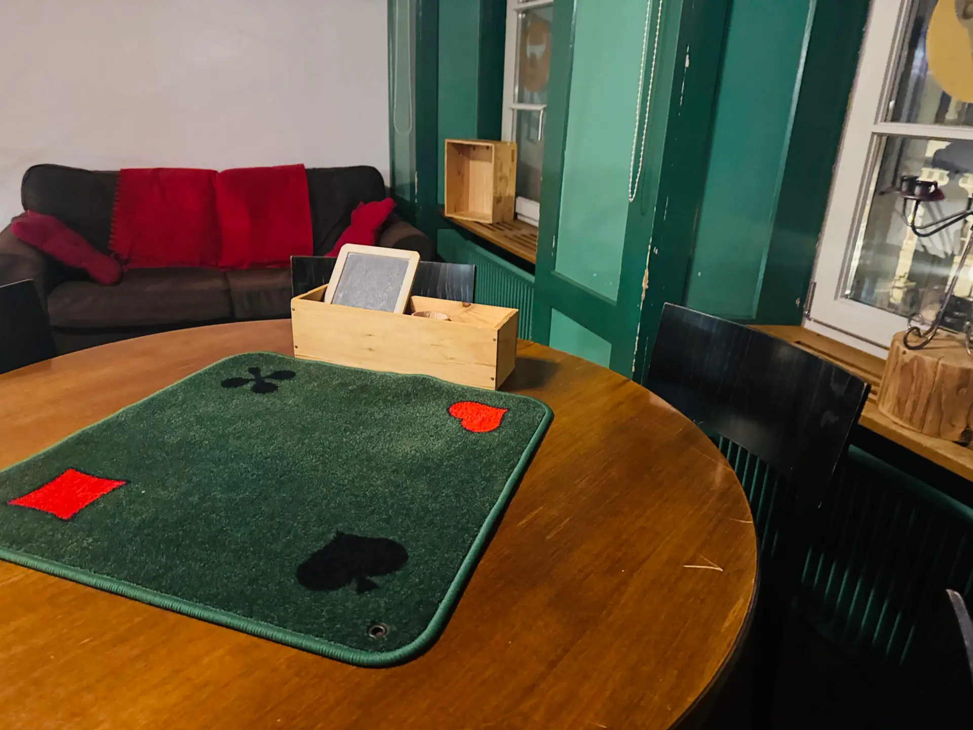 Jassbrettchen und Spieltisch in der Stagi Treff Bar Stadtgarten Wangen