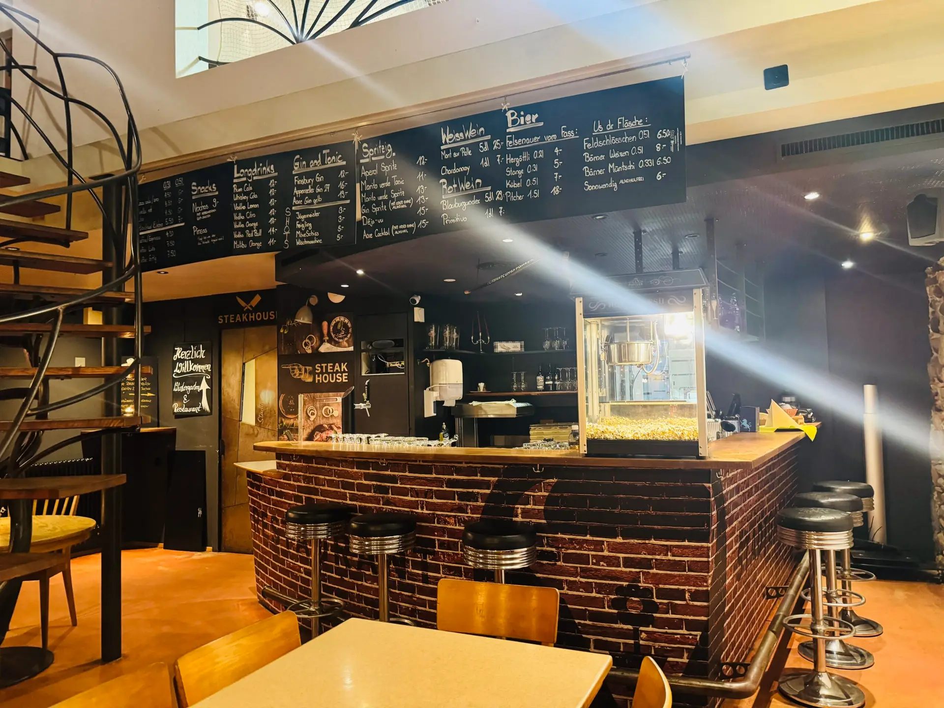 Stübli Bar mit Kreidetafel-Getränkekarte, Bier, Wein und Longdrinks im Restaurant Stadtgarten Wangen