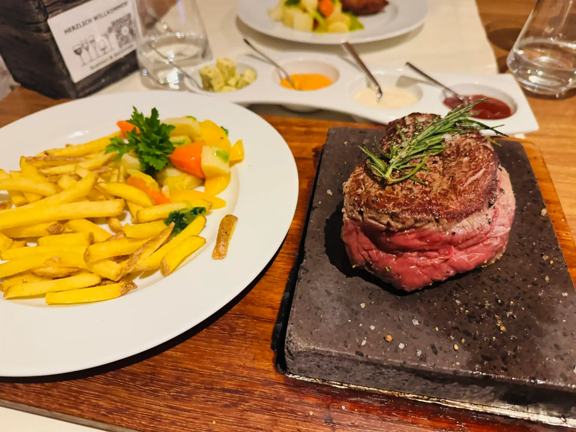 Fleisch auf dem heissen Granitstein am Tisch im Restaurant Stadtgarten Wangen an der Aare