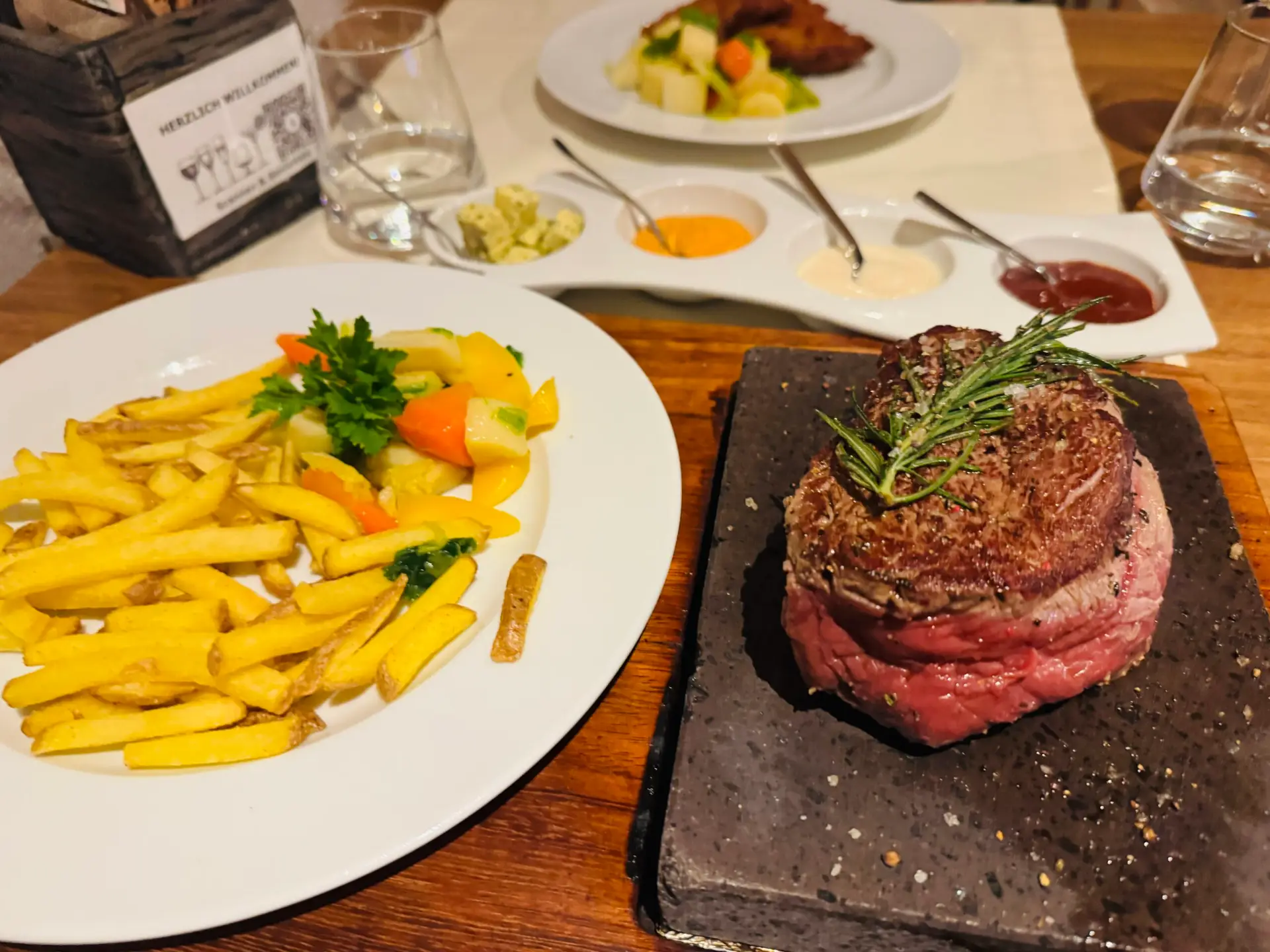 Heisser Stein mit B&auml;rner Frites und Hofgem&uuml;se im Restaurant Stadtgarten Wangen an der Aare