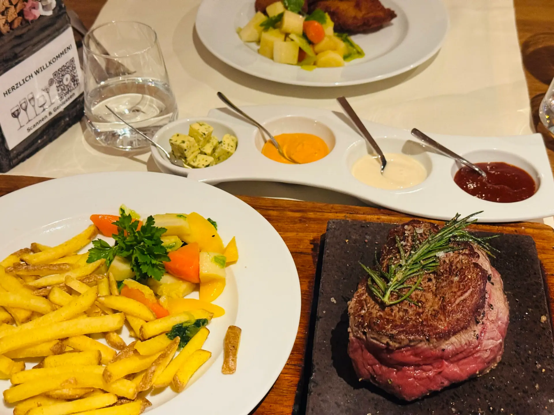 Rindsfilet auf dem 300 Grad heissen Granitstein mit B&auml;rner Frites und Saucen im Restaurant Stadtgarten Wangen an der Aare