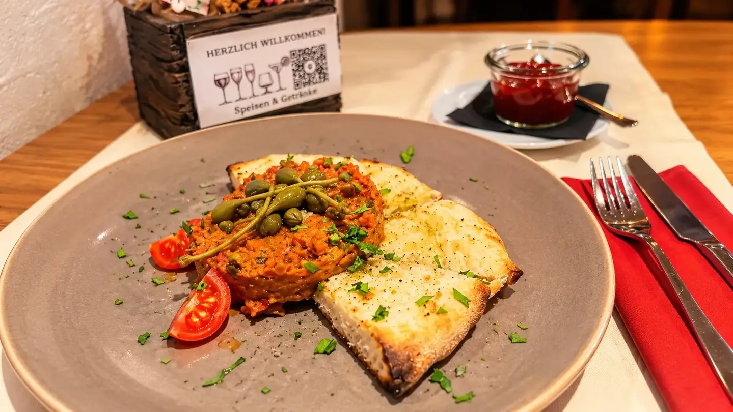 Jetzt den Tisch für den Tatar-Abend sichern Samstag, 24.10.2026, ab 18.00 Uhr wird der Stadtgarten zum Tatar-Buffet. Reservieren Sie früh, die Plätze sind begrenzt. Fünf Sorten hausgemacht: Rind, Pferd, Lamm, Lachs, Gemüse CHF 49.00 pro Person — AHV CHF 39.00 Inbegriffen: Apéro, Stadtgarten-Salat, Toast, Fladenbrot und Pommes Tisch reservieren: Link im Profil #Stadtgarten #TatarADiscretion