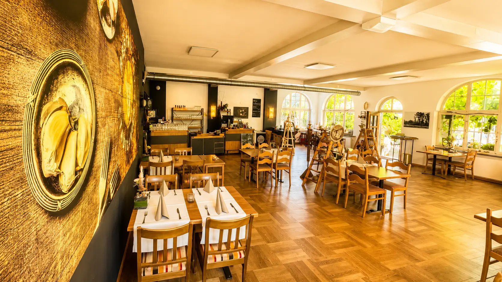 Goldenes Stierkopf-Kunstwerk im Speisesaal des Restaurant Stadtgarten Wangen an der Aare