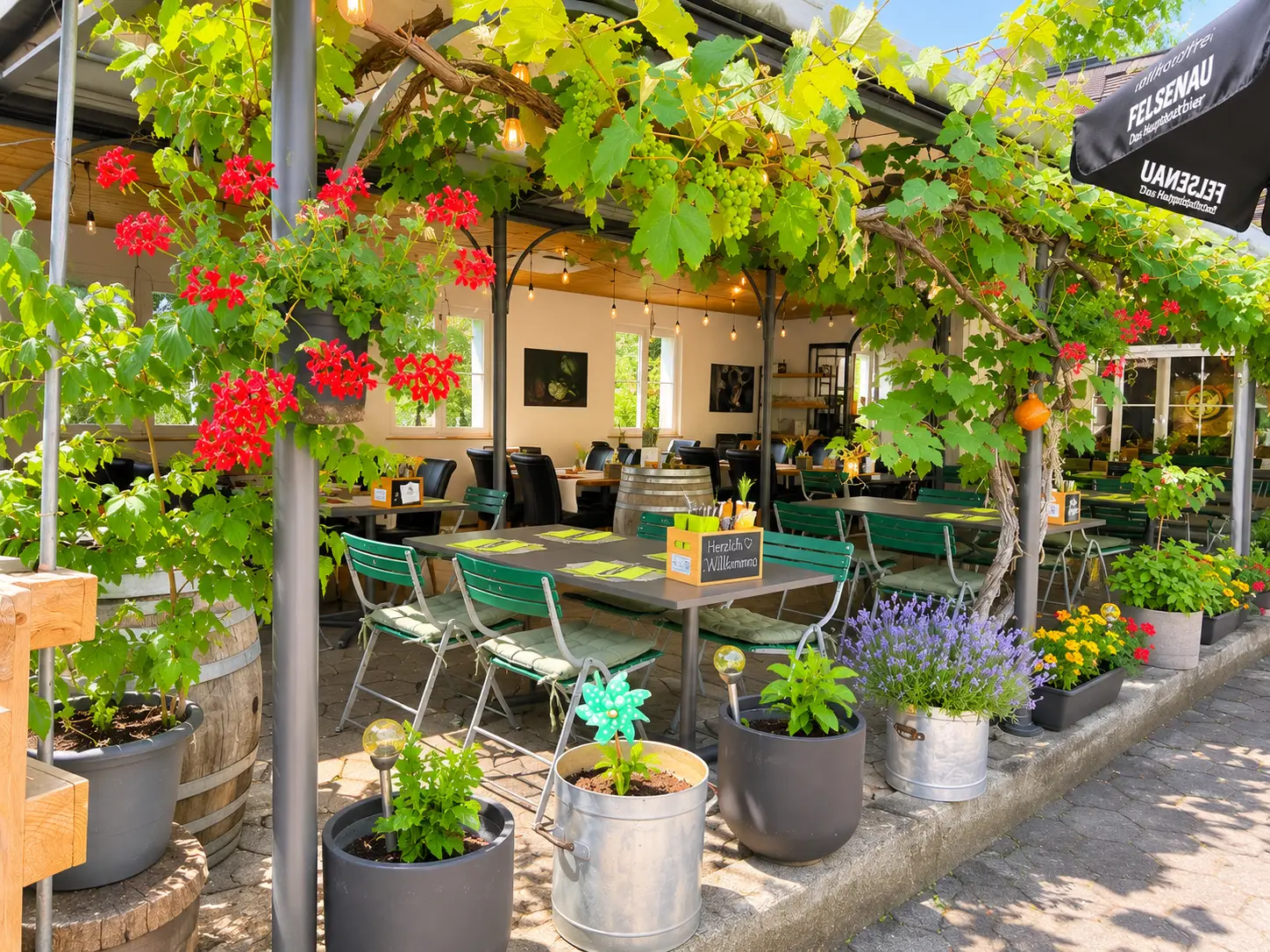 Blumenreicher Eingangsbereich der Gartenterrasse des Restaurant Stadtgarten Wangen an der Aare