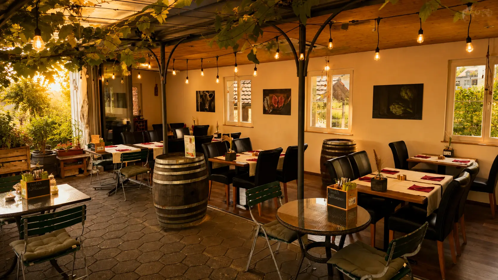 Wintergarten-Terrasse mit Lichterketten und Weinfässern im Restaurant Stadtgarten Wangen