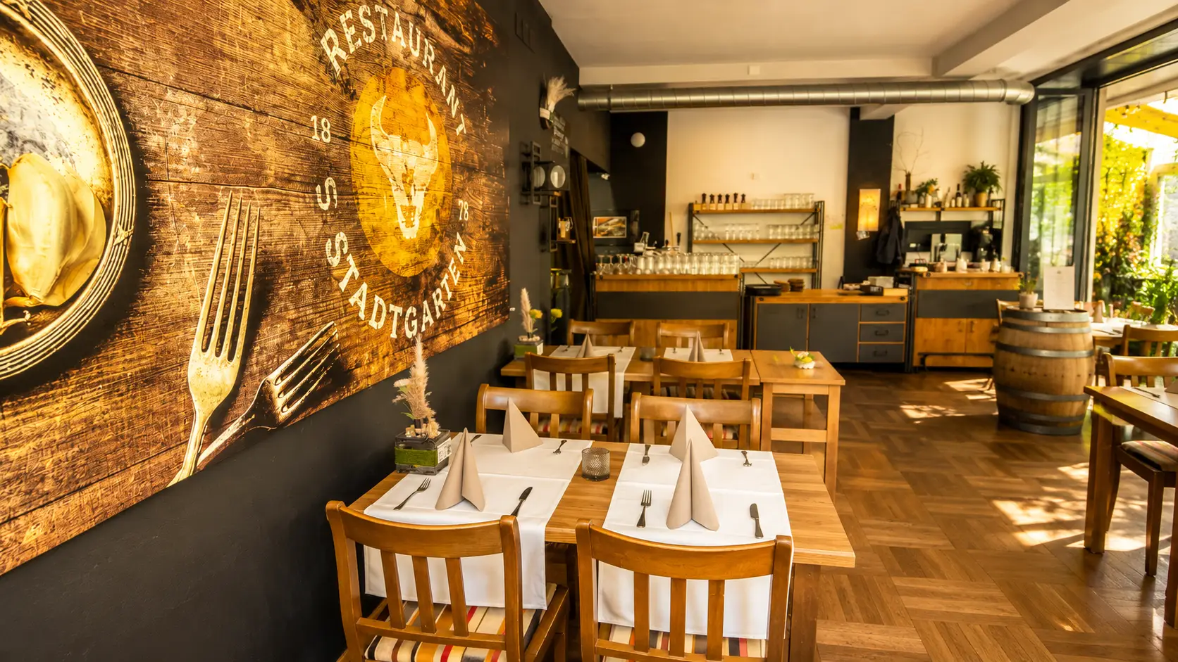Festlich gedeckter Saal im Restaurant Stadtgarten Wangen an der Aare