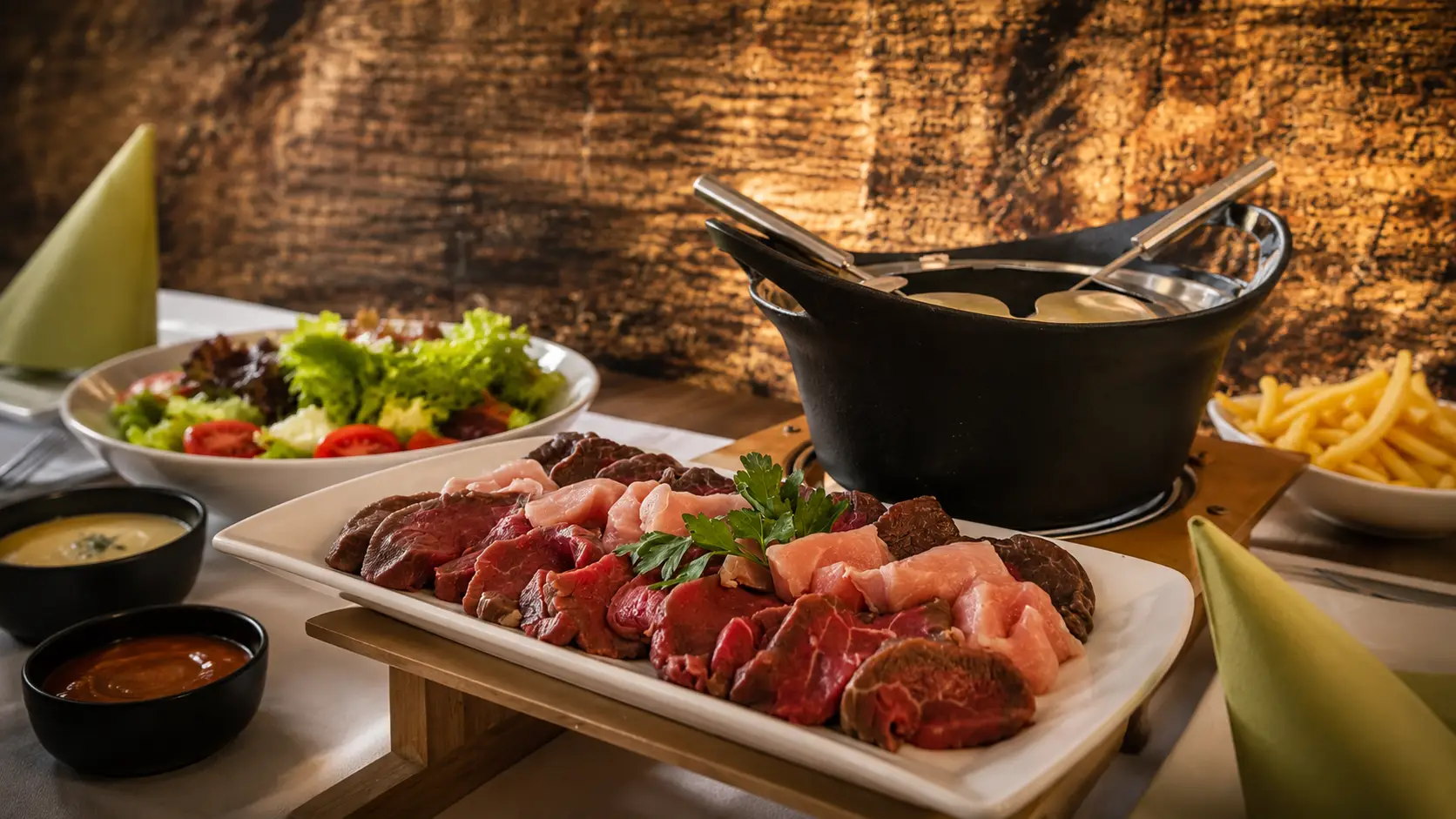 Fondue Chinoise in geselliger Runde im Restaurant Stadtgarten Wangen an der Aare