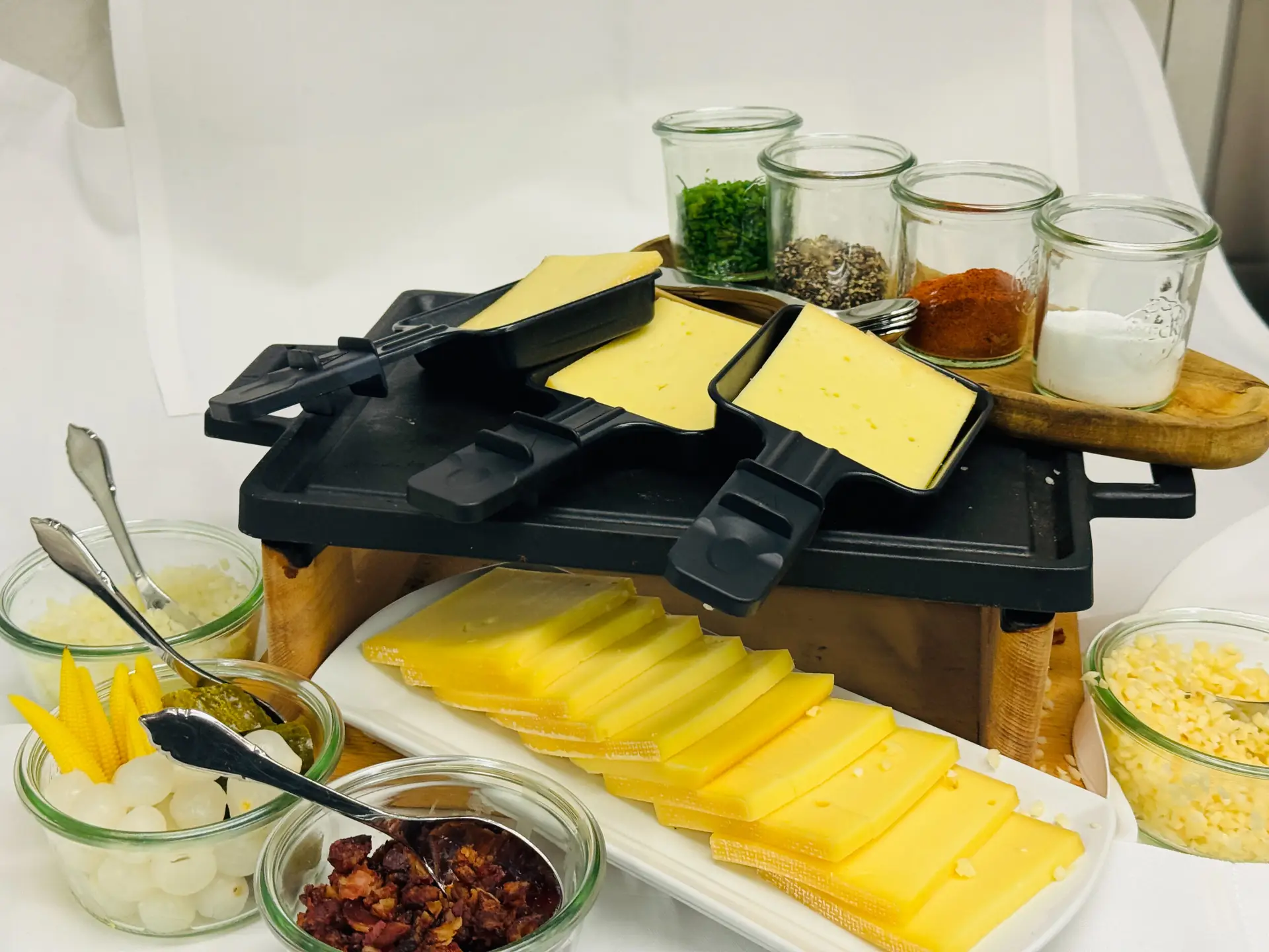 Raclette am Tisch im Restaurant Stadtgarten Wangen an der Aare