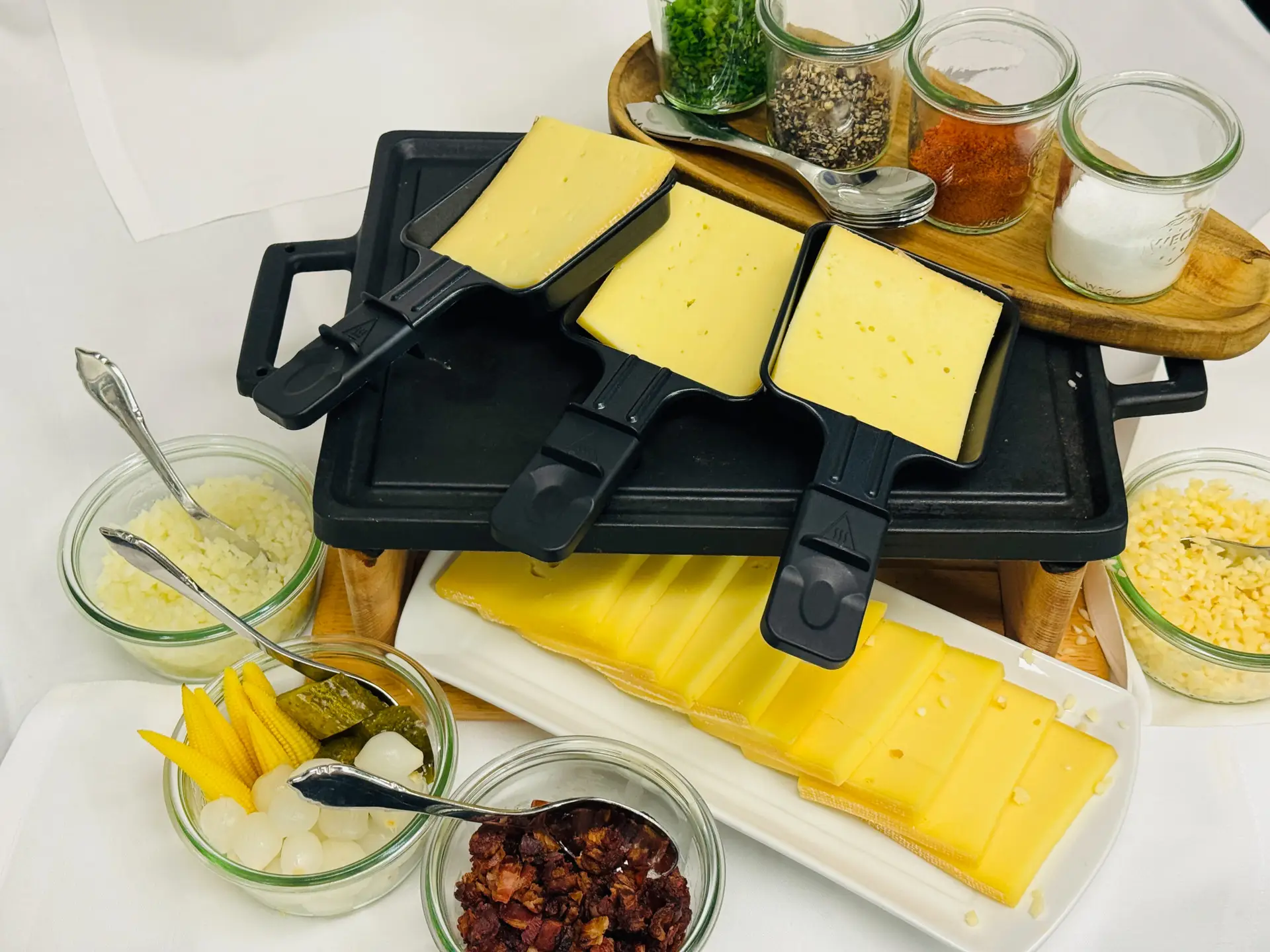 Raclette wird direkt am Tisch zubereitet im Restaurant Stadtgarten Wangen an der Aare