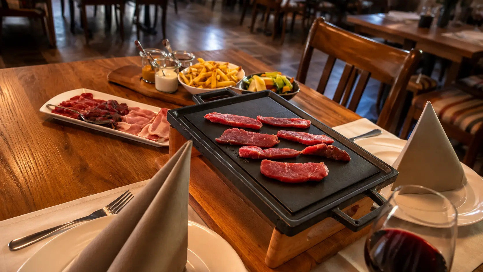 TischGrill am Tisch im Restaurant Stadtgarten Wangen an der Aare – Aufnahme aus der TischGrill-Serie vom August 2026