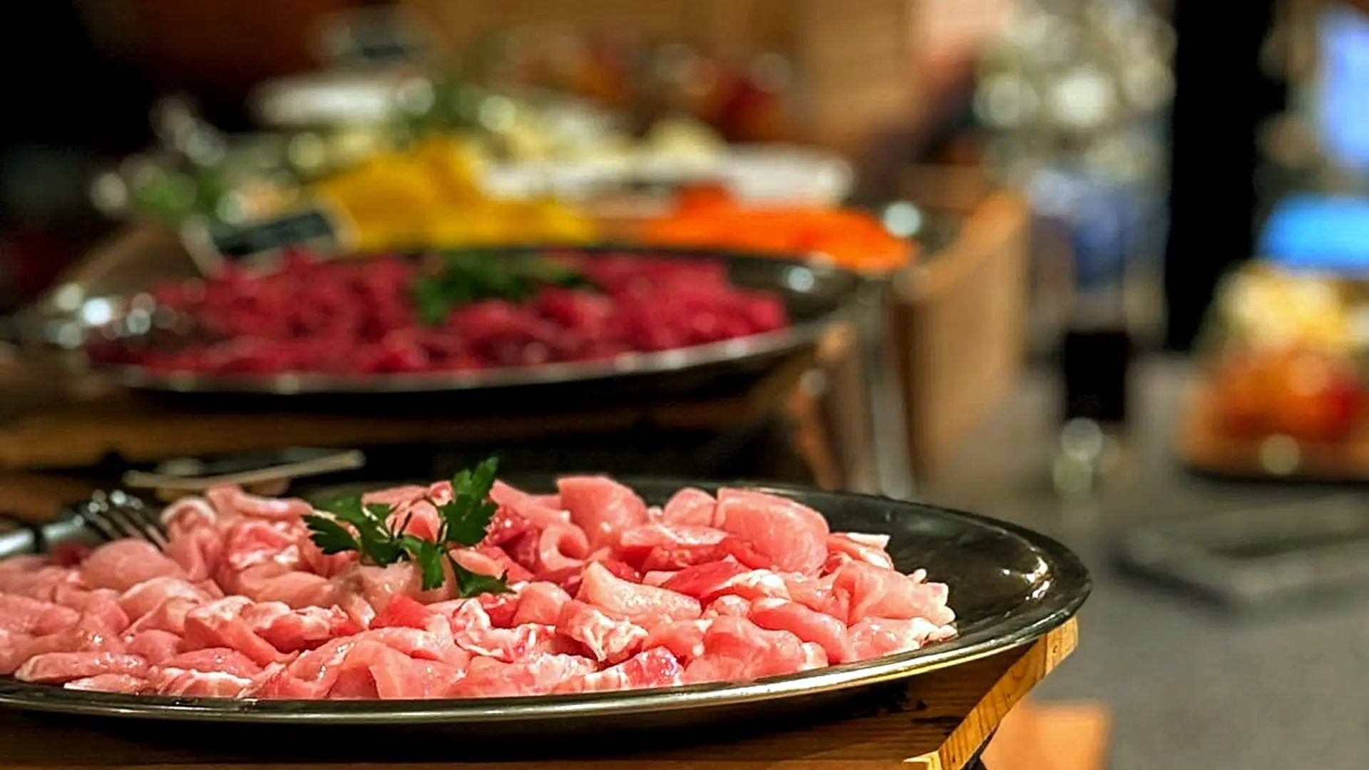 Grosse Platten mit rohem Fleisch zum Grillieren auf dem Buffet im Restaurant Stadtgarten Wangen an der Aare