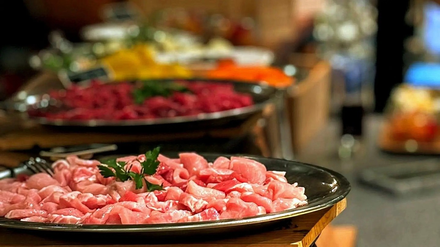 TISCHGRILL BUFFET À DISCRETION — heute Abend, ab 18.00 Uhr Schwein, Pferd, Poulet, Würste, Speck und saisonale Fleisch-Highlights. Dazu Raclettekäse, frische Salate, saisonale Beilagen und hausgemachte Saucen. Sie grillieren selbst am Tisch, solange Sie mögen. CHF 49.00 pro Person · AHV CHF 39.00 · Kinder ab 3 Jahren CHF 10.00, danach CHF 3.00 pro Altersjahr bis 12 Jahre Wer mehr möchte, wählt pro 100 g dazu: Irish Beef Filet CHF 17.00 · Schweizer Rindsentrecôte CHF 13.00 · Schweizer Kalbshohrücken CHF 13.00 · Riesencrevetten CHF 8.00 Es hat noch Plätze für heute, Mittwoch, 02.09.2026 — 079 887 24 48 oder online reservieren: stadtgarten.plus #Stadtgarten #TischGrill #ADiscretion #AusSpassAmGenuss #WangenanderAare #Oberaargau #Grillen