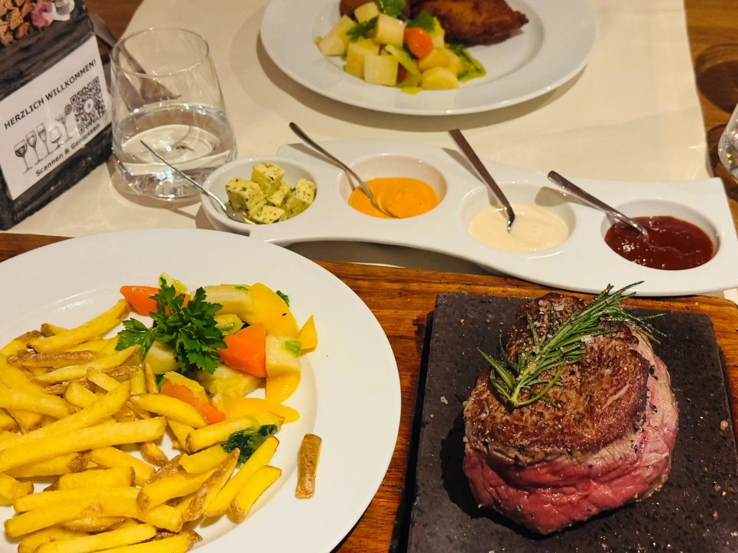 Noch zwei Abende, dann machen wir Ferien Heute und morgen Abend: Heisser Stein und TischGrill im historischen Städtli. Heisser Stein — dein Stück Fleisch, dein Garpunkt TischGrill à la Carte — CHF 49.00 pro Person, ab 2 Personen Betriebsferien vom 28.09. bis 04.10.2026 Jetzt Tisch reservieren: stadtgarten.plus #Stadtgarten #HeisserStein #TischGrill #WangenanderAare #Oberaargau #AusSpassAmGenuss