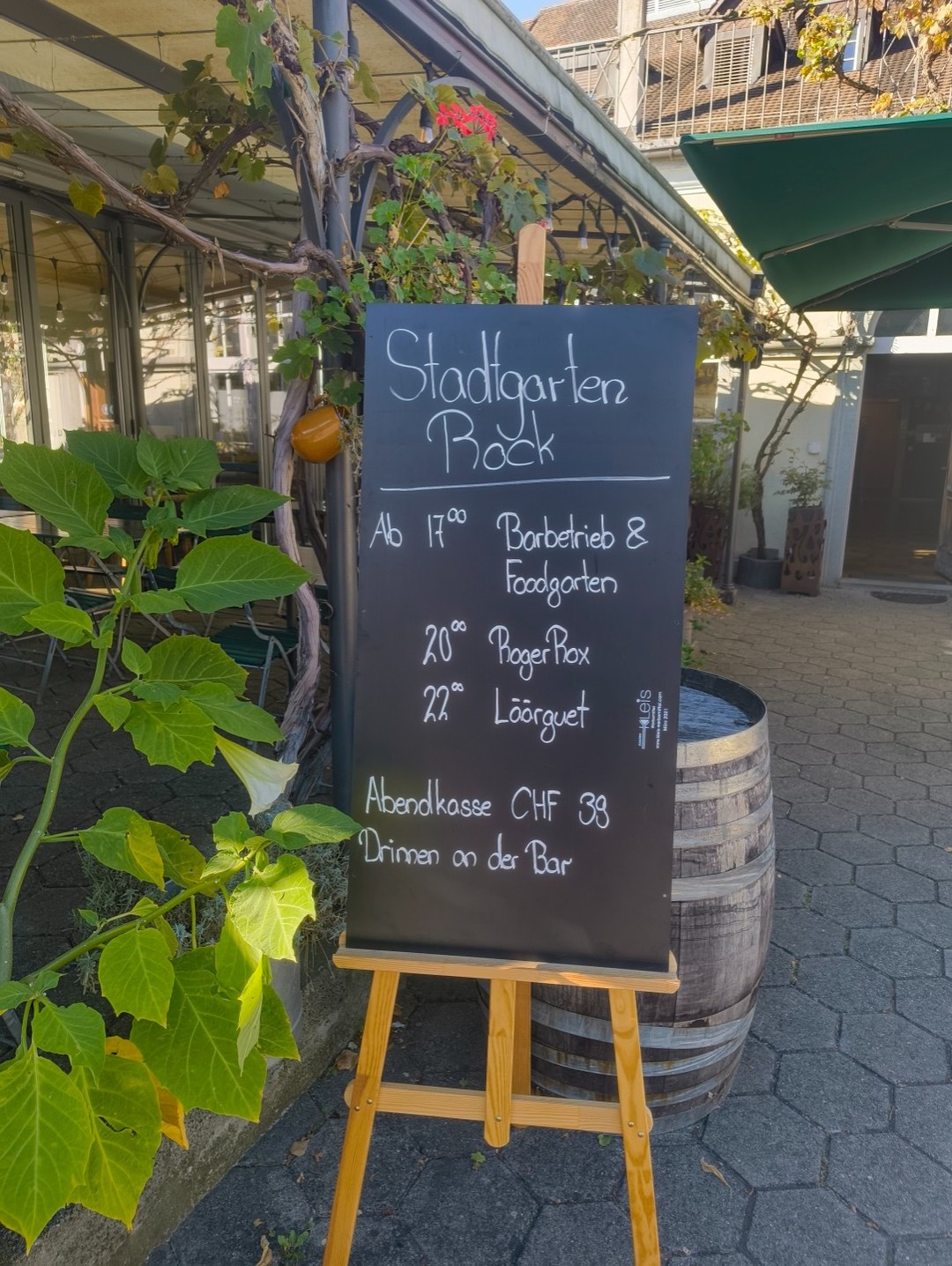 Heute Abend noch nichts los? Dann ab ans Stadtgarten Rock! Freu dich auf gute Musik, leckeres Essen vom Grill und erfrischende Getränke. Schnapp dir deine Leute und komm vorbei – wir feiern den Abend zusammen! 🎸🍔🥤 #stadtgartenrock #livemusik #foodlover #afterwork