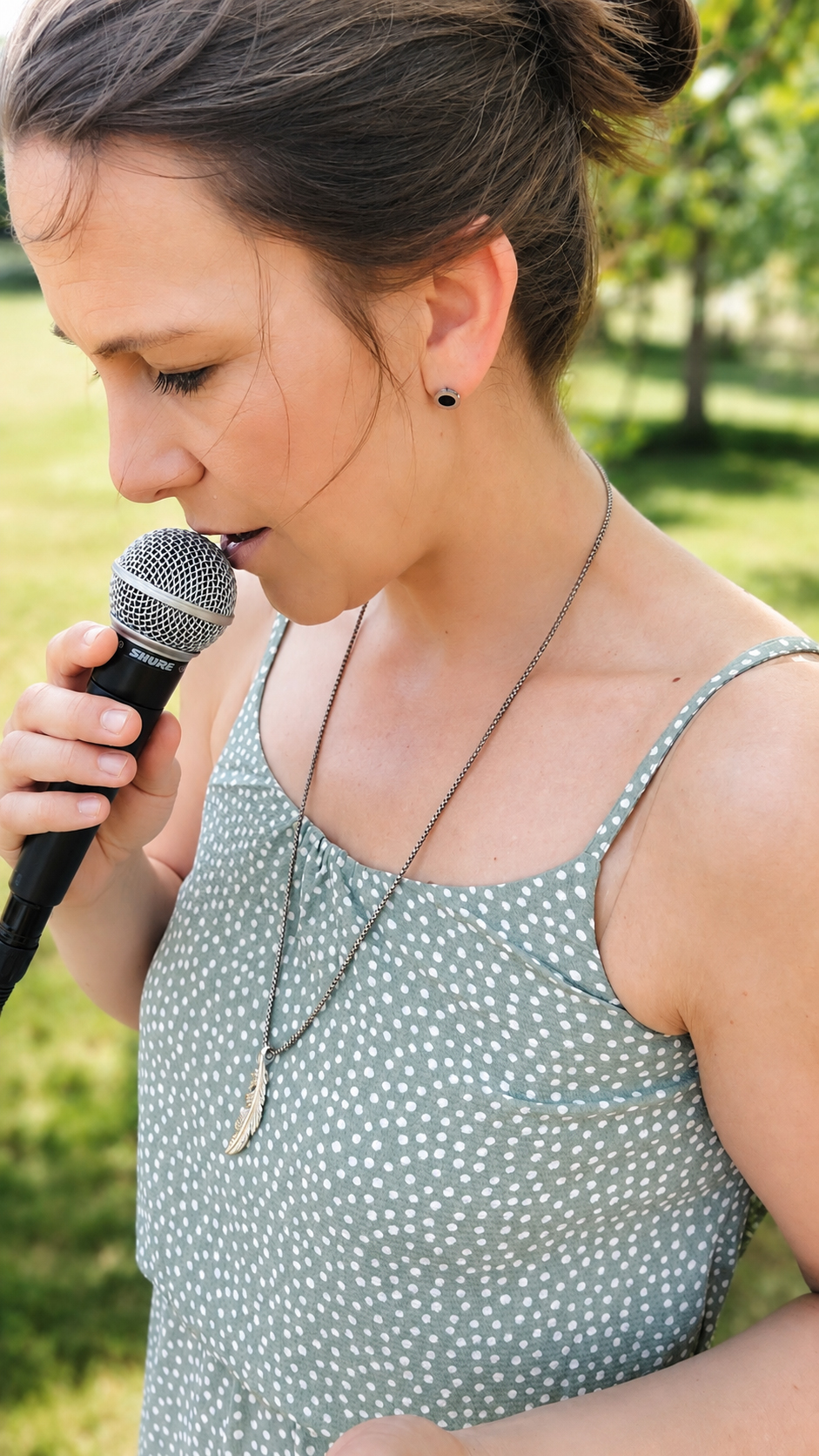 Lina Scholz singt ins Mikrofon – Open Stage am 05.03.2027 in der Stagi Bar, Restaurant Stadtgarten Wangen an der Aare