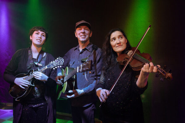 Martin Schaffner Trio mit Mandoline, Gitarre und Fiddle auf der Bühne – Open Stage im Restaurant Stadtgarten Wangen an der Aare