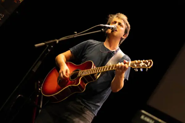 Mat2 live mit Gitarre und Mikrofon auf der Bühne – Open Stage Stagi Bar, Restaurant Stadtgarten Wangen an der Aare, 05.03.2027