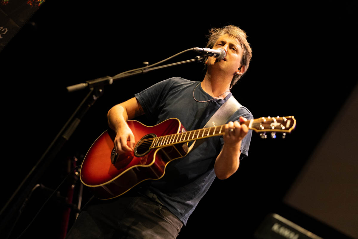Mat2 live mit Gitarre und Mikrofon auf der Bühne – Open Stage Stagi Bar, Restaurant Stadtgarten Wangen an der Aare, 05.03.2027
