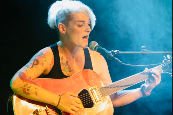 Simone Schmid mit Gitarre und Gesang, Open Stage Stagi Bar Stadtgarten Wangen an der Aare