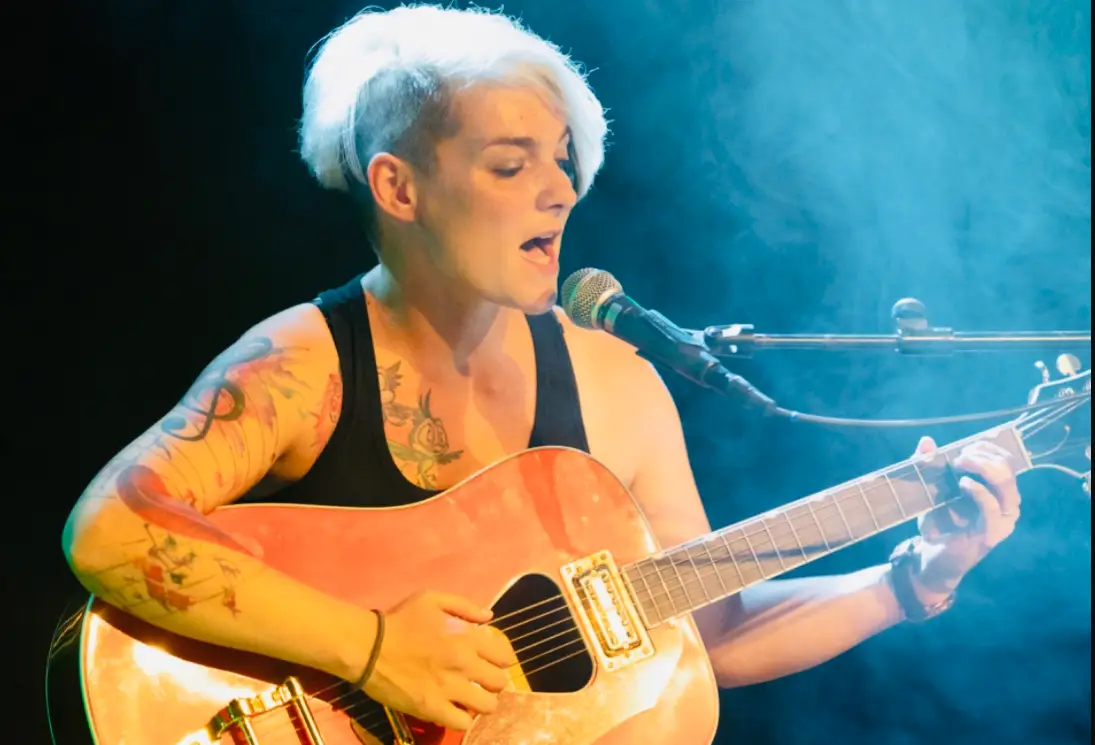 Simone Schmid mit Gitarre und Gesang, Open Stage Stagi Bar Stadtgarten Wangen an der Aare