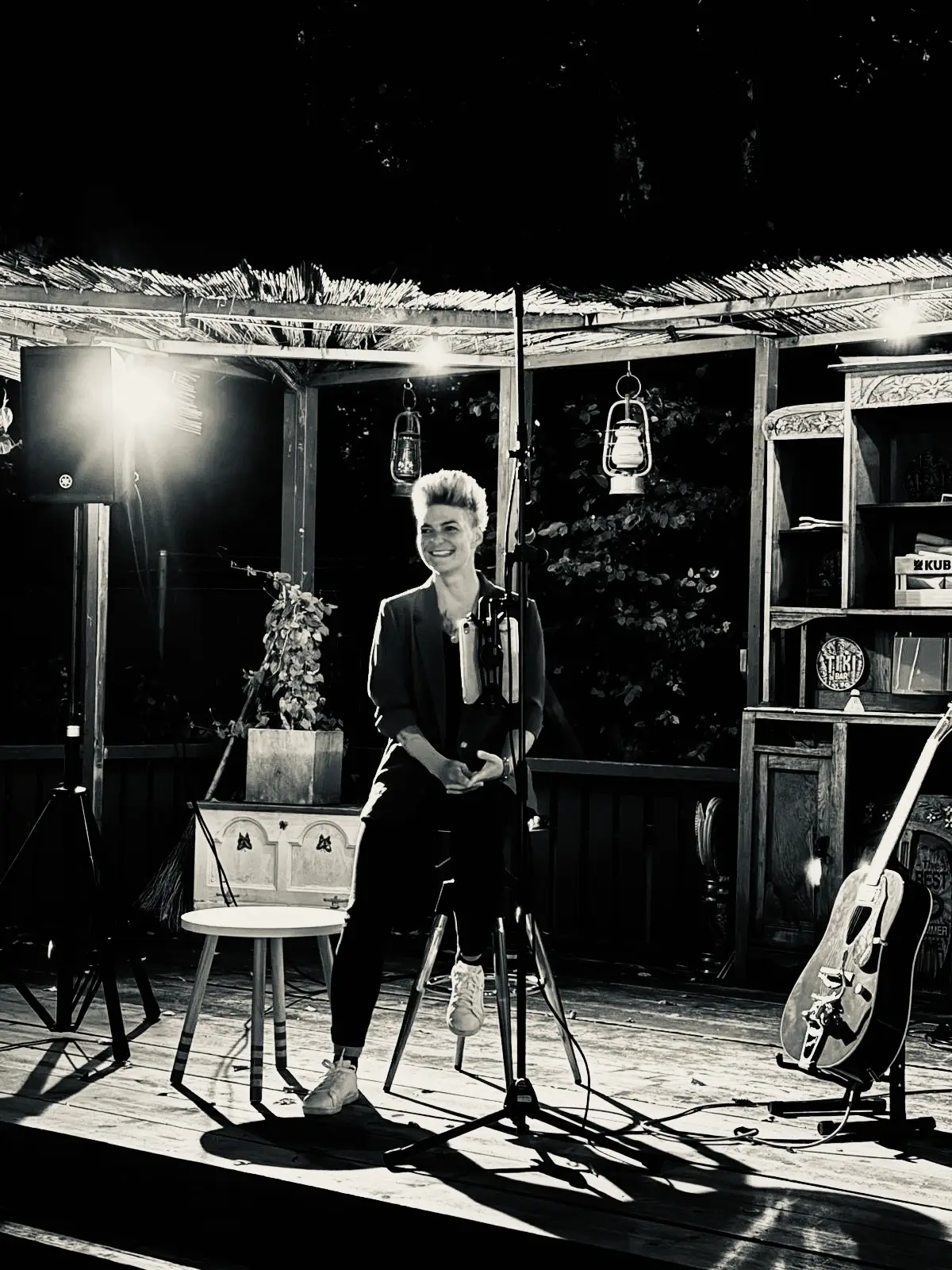 Simone Schmid auf der Bühne, schwarz-weiss, Open Stage Stadtgarten Wangen an der Aare