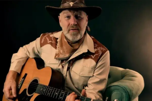 Tom Marcozzi mit Cowboyhut und Akustikgitarre – Open Stage im Restaurant Stadtgarten Wangen an der Aare